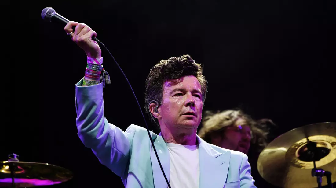Mit der Band Blossoms trat Rick Astley beim Glastonbury Festival auf. (Archivbild) - Bild: Ben Birchall/PA Wire/dpa
