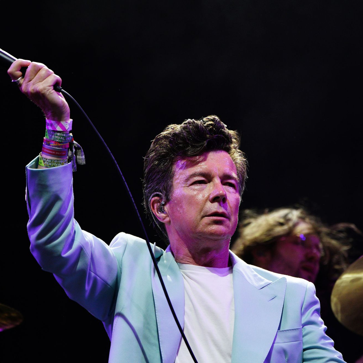 Mit der Band Blossoms trat Rick Astley beim Glastonbury Festival auf. (Archivbild) - Foto: Ben Birchall/PA Wire/dpa