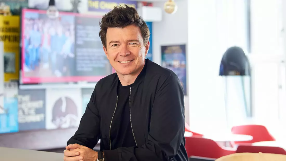 Über das Internet-Phänomen «Rickrolling» sagt Rick Astley: «Ich habe mich kaputt gelacht.» (Archivbild) - Bild: Annette Riedl/dpa