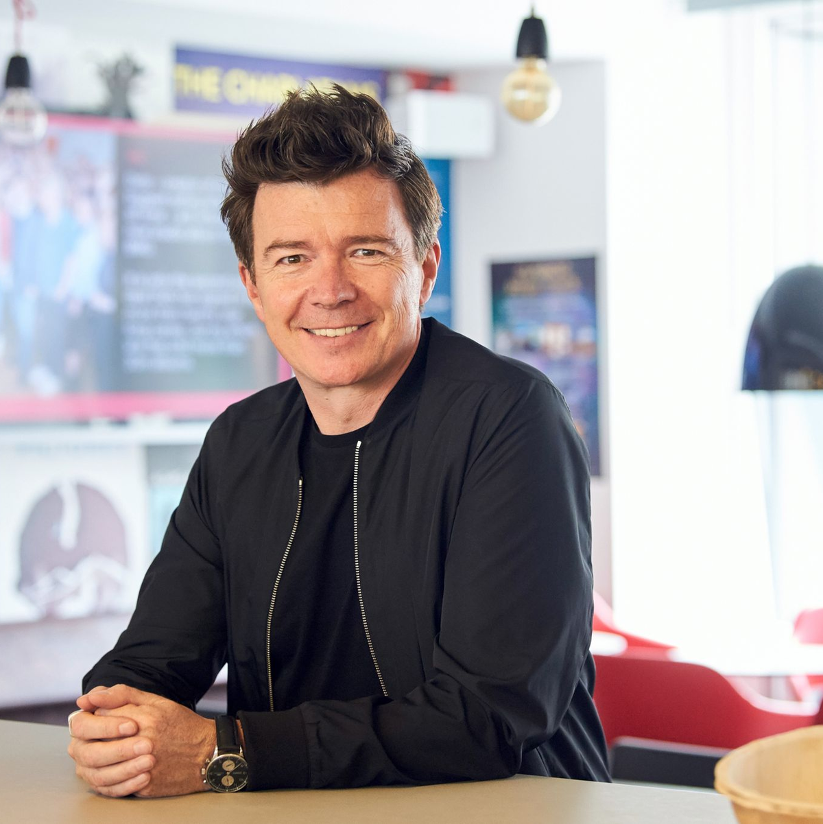 Über das Internet-Phänomen «Rickrolling» sagt Rick Astley: «Ich habe mich kaputt gelacht.» (Archivbild) - Foto: Annette Riedl/dpa