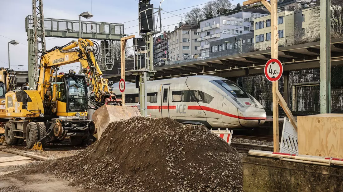 Die Bagger am Wuppertaler Hauptbahnhof stehen schon bereit. - Bild: Oliver Berg/dpa