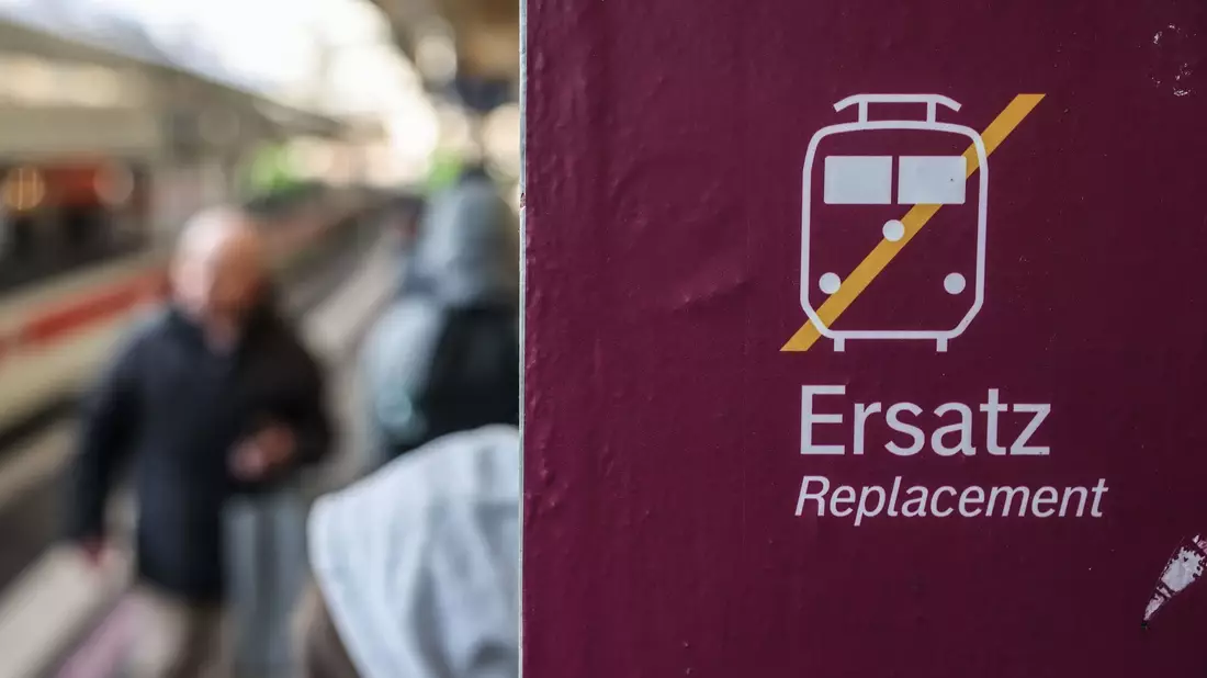 Mit den Ersatzbussen sind Reisende teilweise deutlich länger unterwegs. - Bild: Oliver Berg/dpa