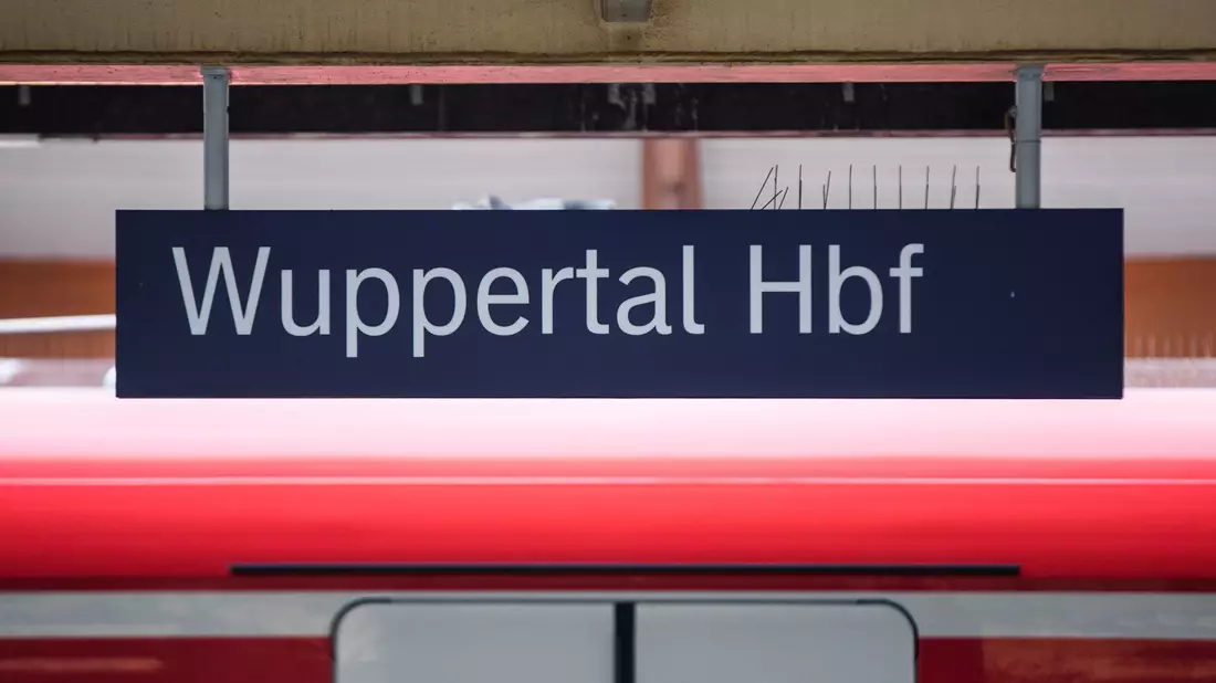 Im Wuppertaler Hauptbahnhof halten während der fünfmonatigen Bauphase überhaupt keine Fernzüge. (Archivbild) - Bild: Marcel Kusch/dpa