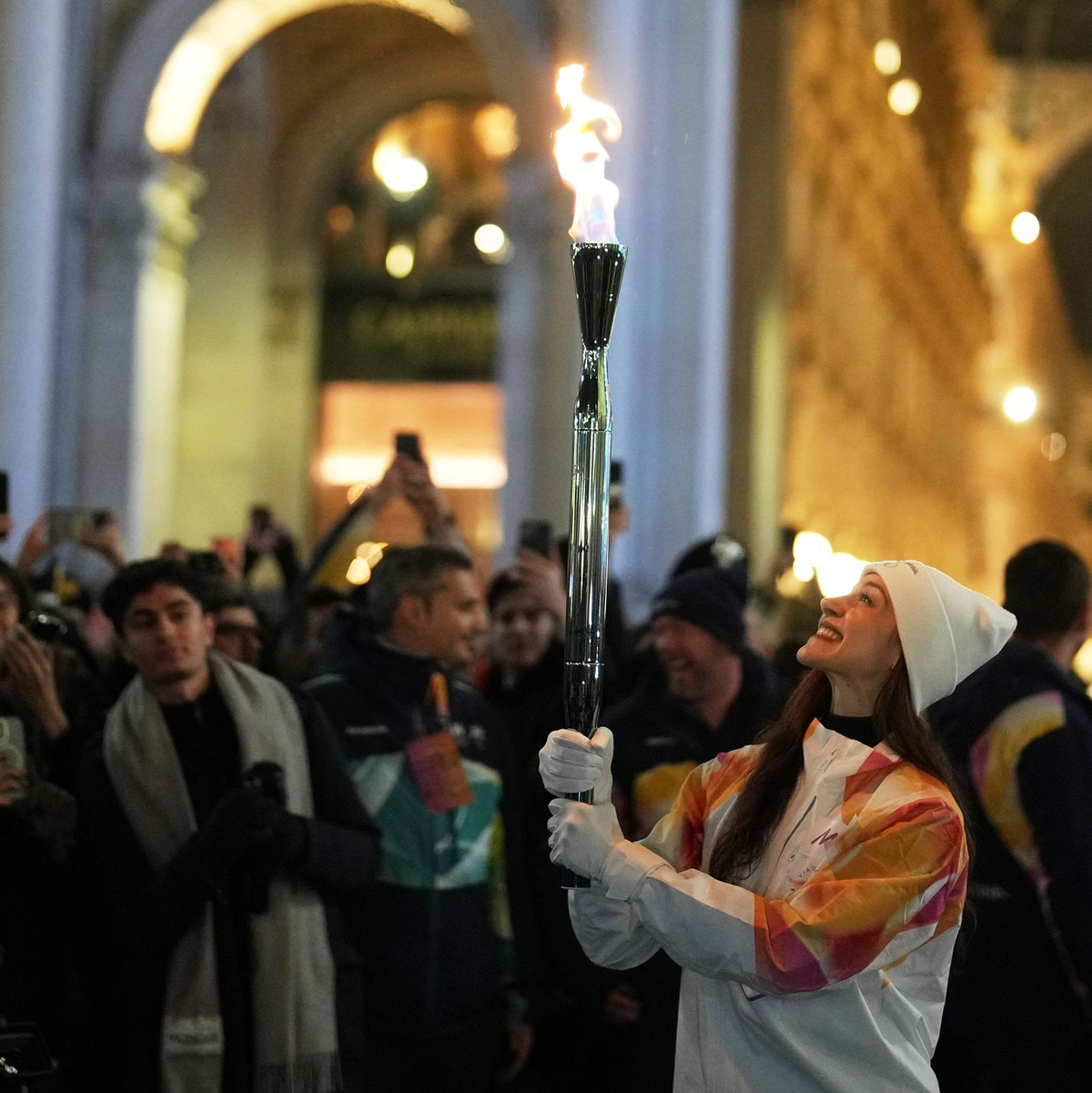 Das olympische Feuer ist bereits in Mailand, Balletttänzerin Nicoletta Manni trägt die Fackel. - Foto: Francisco Seco/AP/dpa