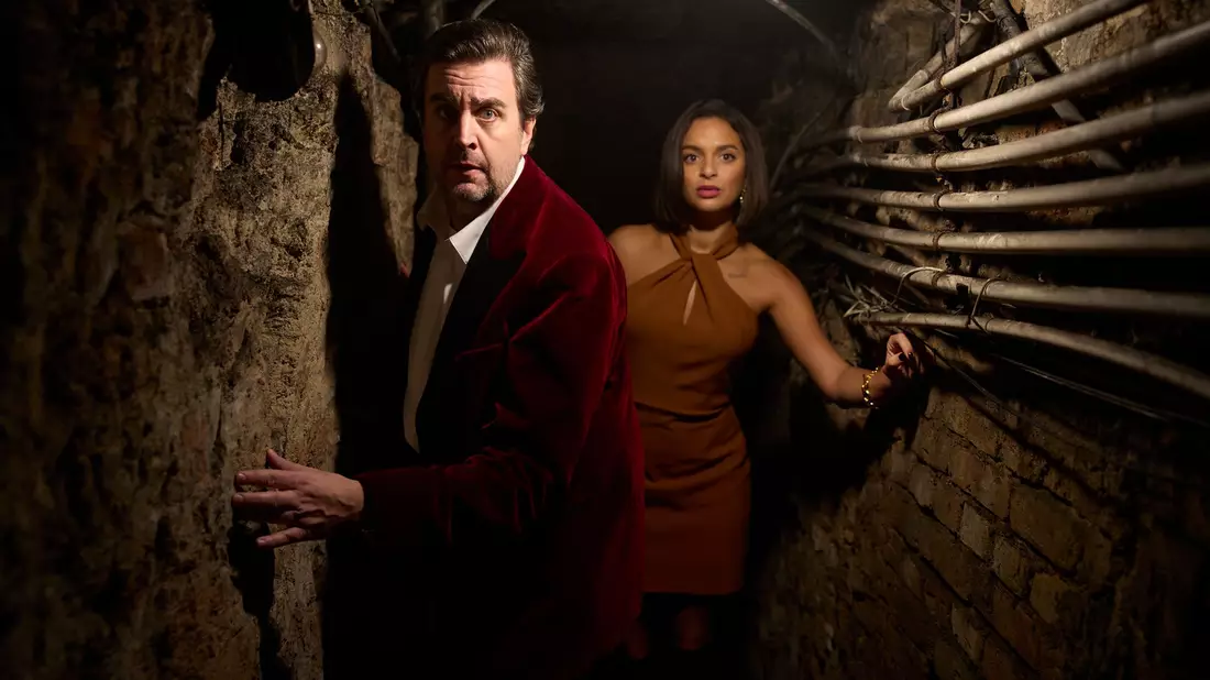 Bastian Pastewka und Tamara Romera Ginés in einer Szene des Krimis «Fabian und die mörderische Hochzeit», der ab 6. Februar bei Prime Video zu sehen ist. (Archivbild) - Bild: -/Amazon MGM Studios/dpa
