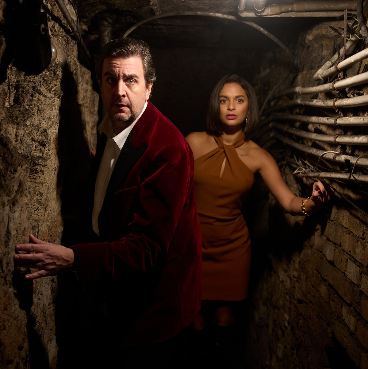 Bastian Pastewka und Tamara Romera Ginés in einer Szene des Krimis «Fabian und die mörderische Hochzeit», der ab 6. Februar bei Prime Video zu sehen ist. (Archivbild) - Foto: -/Amazon MGM Studios/dpa