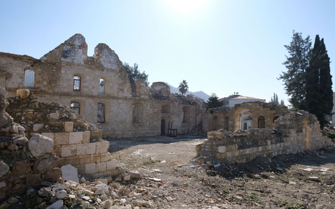 Nur einige Mauern der Kirche hielten dem verheerenden Beben stand - Foto: Mirjam Schmitt/dpa
