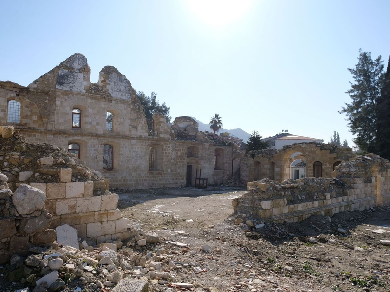 Nur einige Mauern der Kirche hielten dem verheerenden Beben stand - Foto: Mirjam Schmitt/dpa