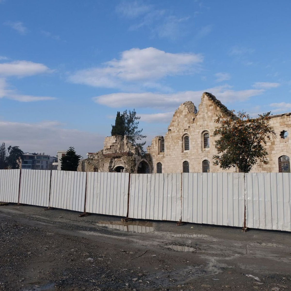 Die Arbeiten für den Wiederaufbau haben begonnen - Foto: Mirjam Schmitt/dpa