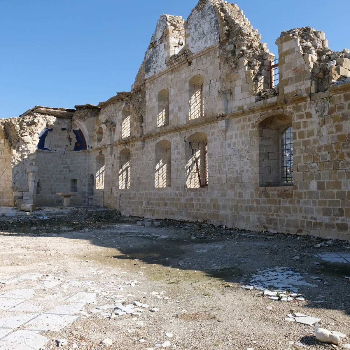 Bis zu sechs Meter hoch türmte sich der Schutt an den Wänden - Foto: Mirjam Schmitt/dpa