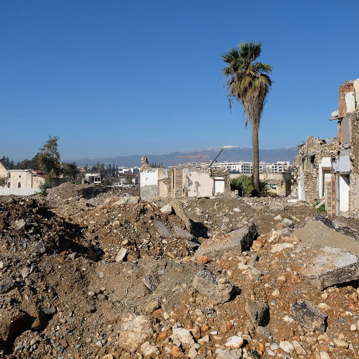 Links ist die Fassade der Kirche inmitten der Zerstörung zu sehen. - Foto: Mirjam Schmitt/dpa
