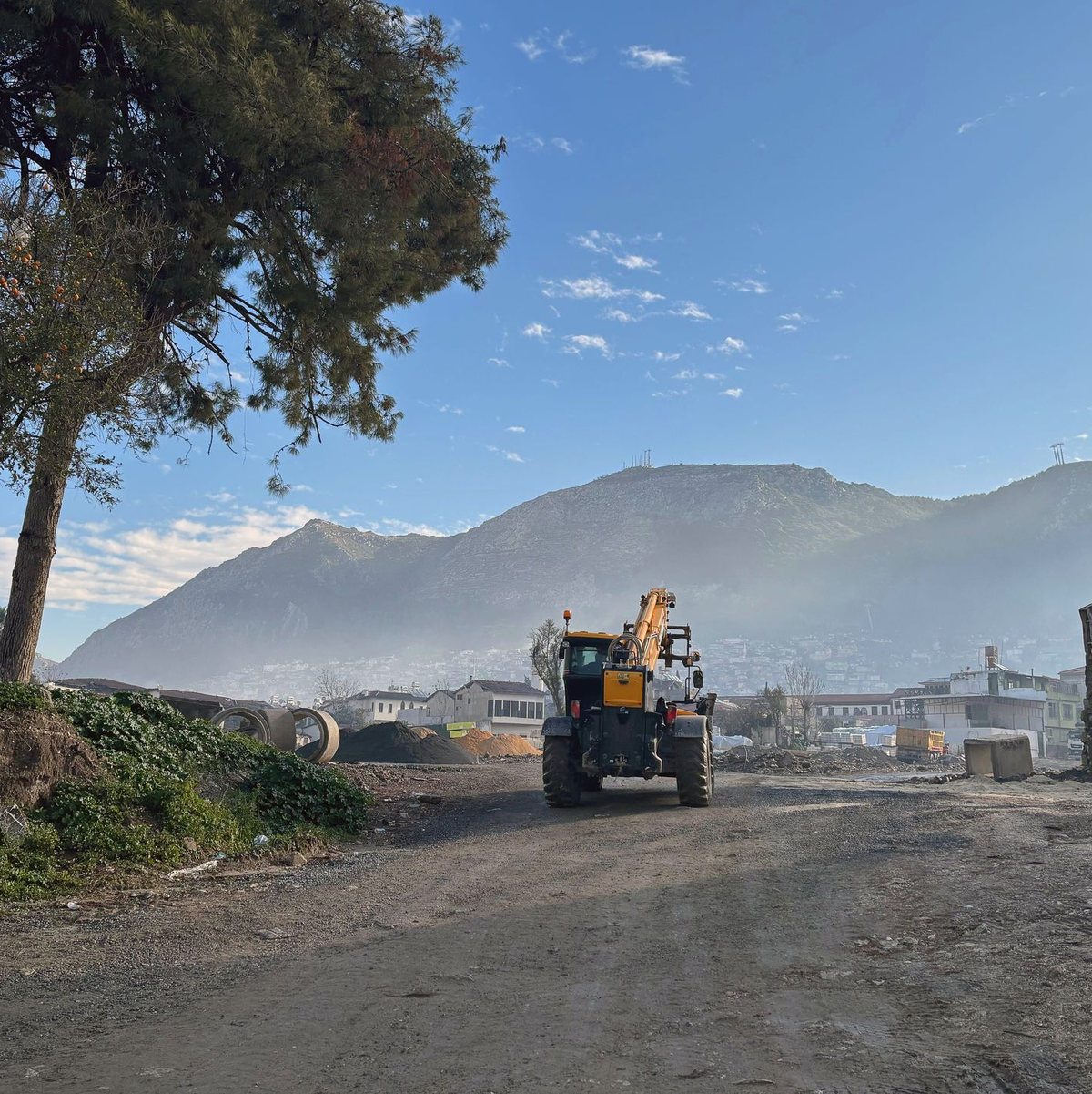 Die Altstadt Antakyas, einst mit ihren engen Gassen beliebt bei Touristen, ist vollständig zerstört. - Foto: Mirjam Schmitt/dpa