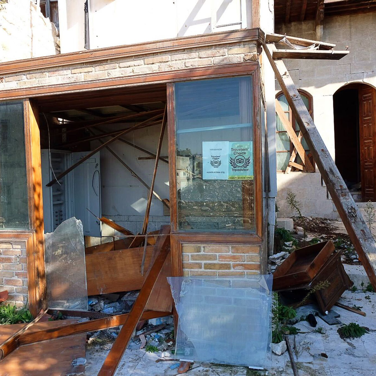 Der Eingang eines eingestürzten Hotels - die Altstadt war bei Touristen beliebt - Foto: Mirjam Schmitt/dpa