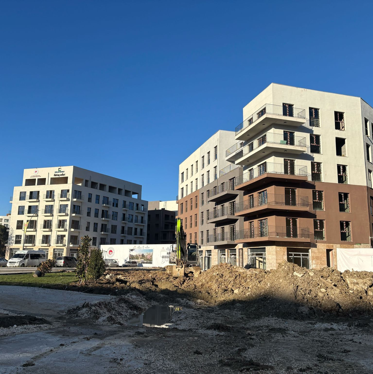 Bald sollen in die Neubauten die ersten Einheimischen einziehen. - Foto: Mirjam Schmitt/dpa