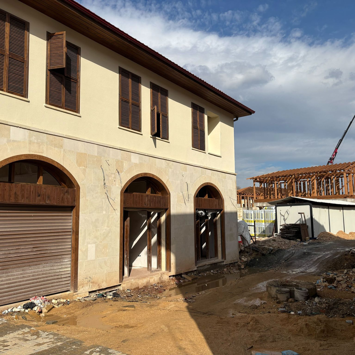 Unten Stein, oben Holz - die Häuser werden teils in historischem Stil wieder aufgebaut. - Foto: Mirjam Schmitt/dpa