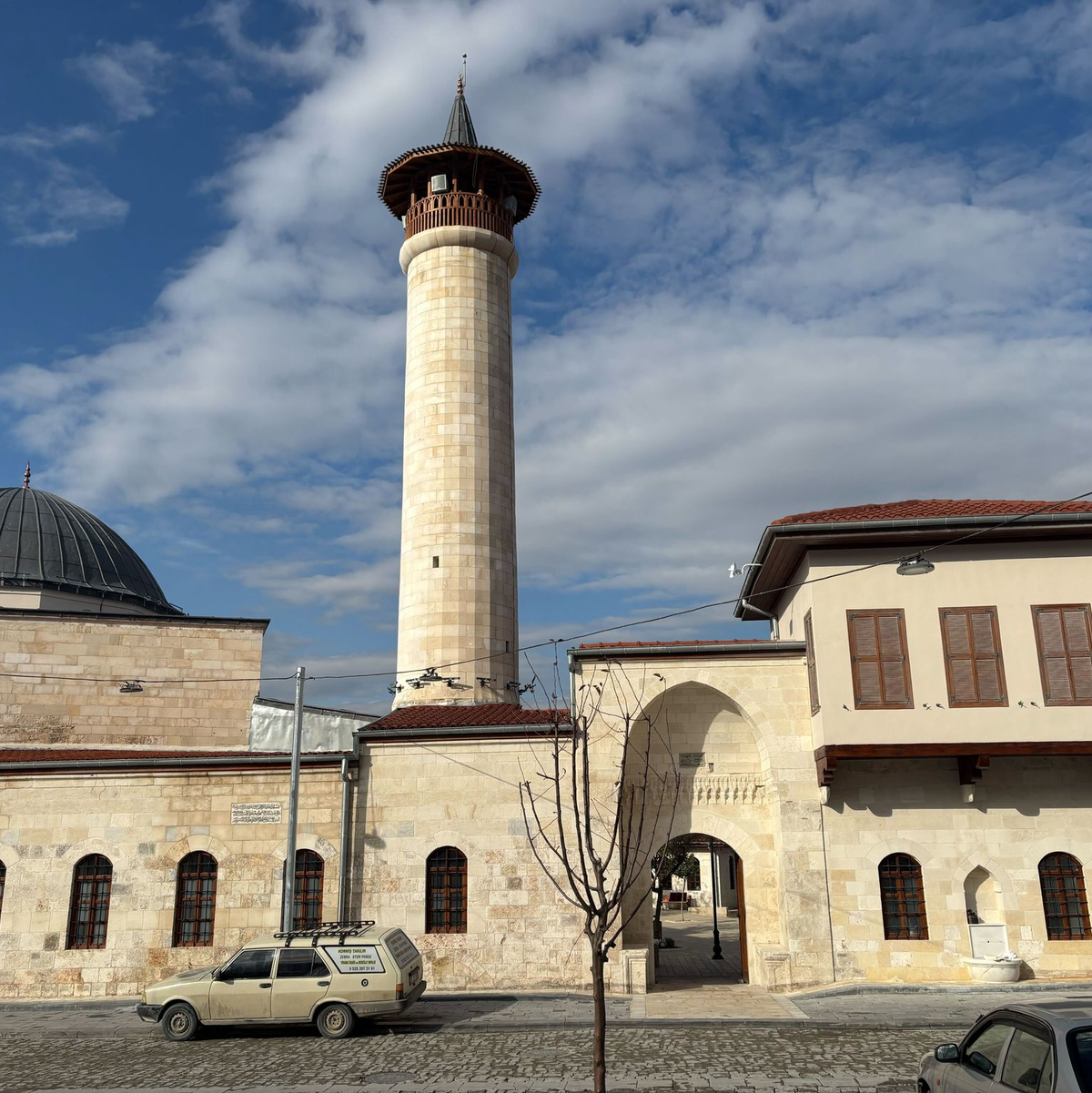 Die Habibi Neccar-Moschee wurde pünktlich zum Besuch des Präsidenten fertiggestellt. - Foto: Mirjam Schmitt/dpa