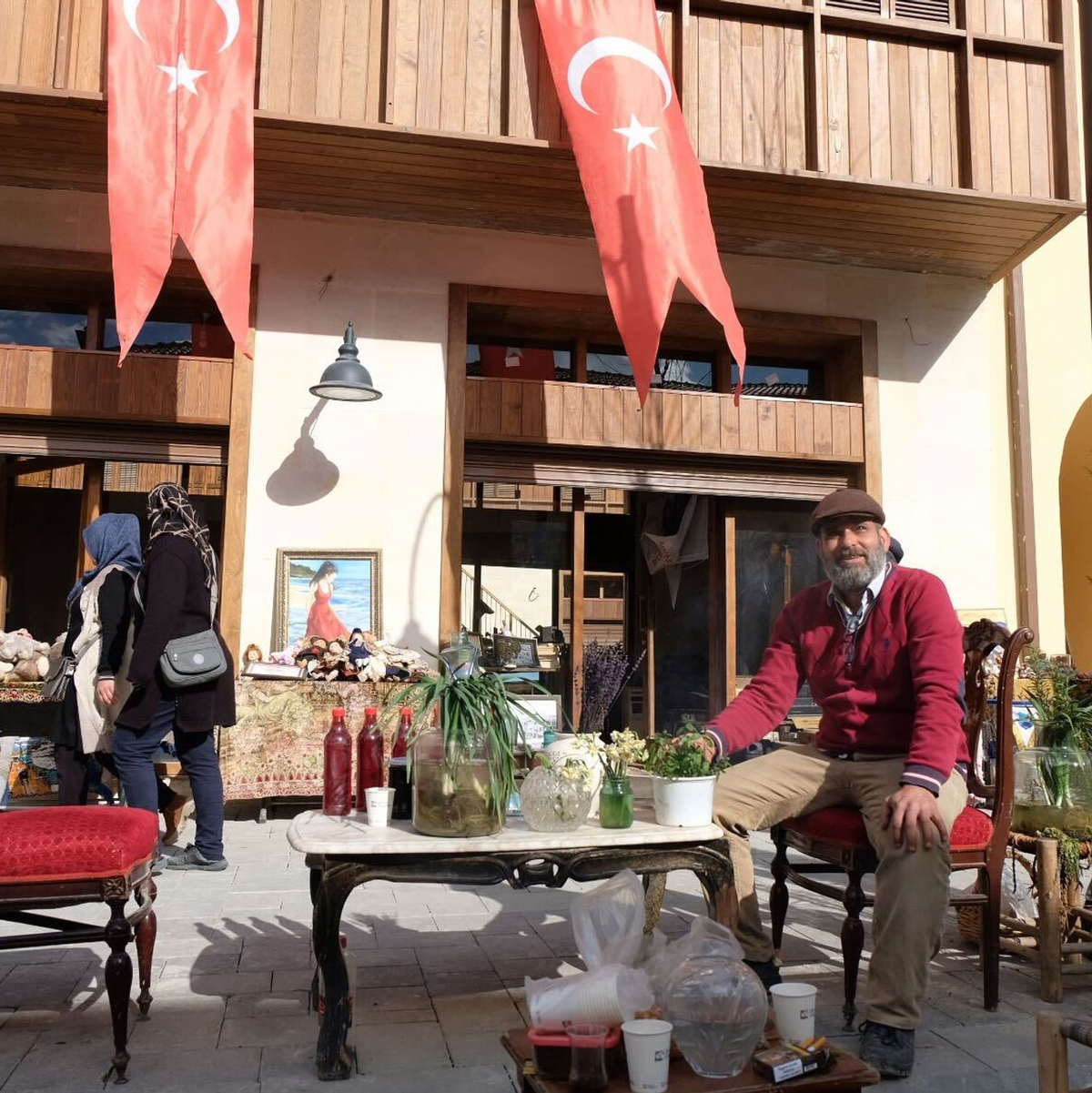 Antiquitätenhändler Serkan Sincan hat Hoffnung für die Zukunft. - Foto: Mirjam Schmitt/dpa