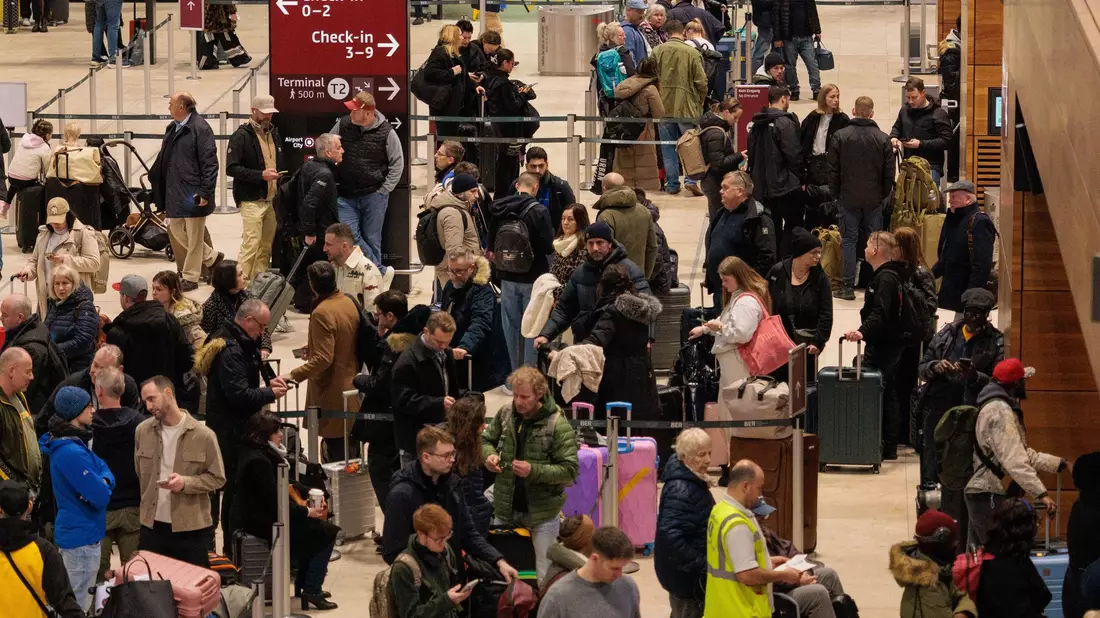 Viele Passagiere warteten am Morgen im Flughafengebäude.  - Bild: Carsten Koall/dpa