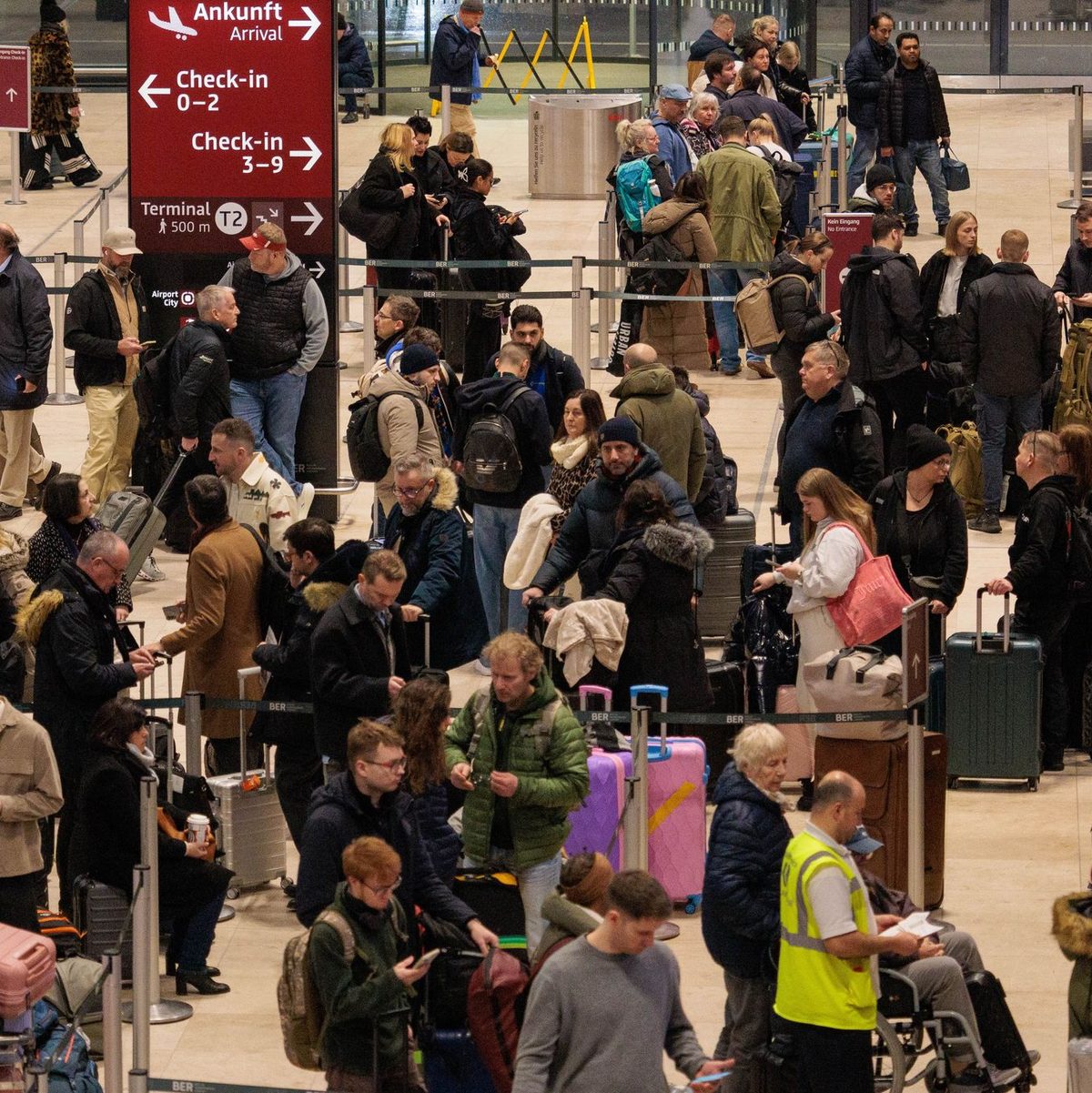 Viele Passagiere warteten am Morgen im Flughafengebäude.  - Foto: Carsten Koall/dpa