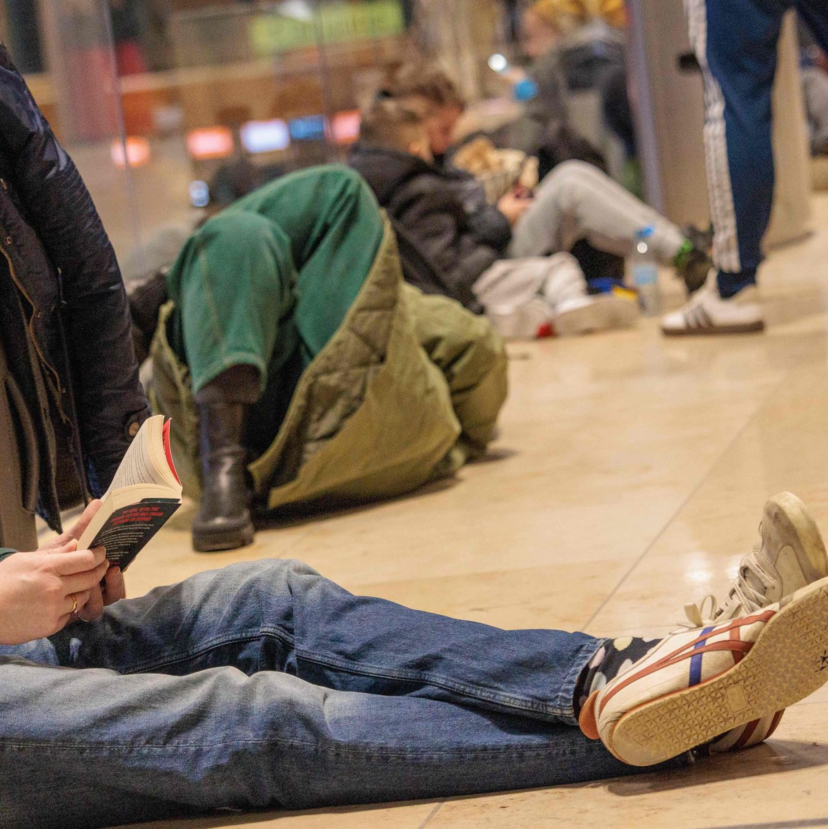 Die Menschen am Flughafen mussten am Morgen Geduld aufbringen. - Foto: Carsten Koall/dpa