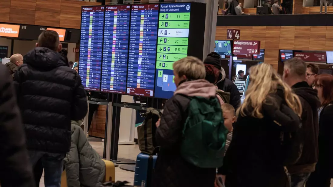 Wann der Flugbetrieb wieder aufgenommen werden kann, war am Morgen noch unklar. - Bild: Carsten Koall/dpa