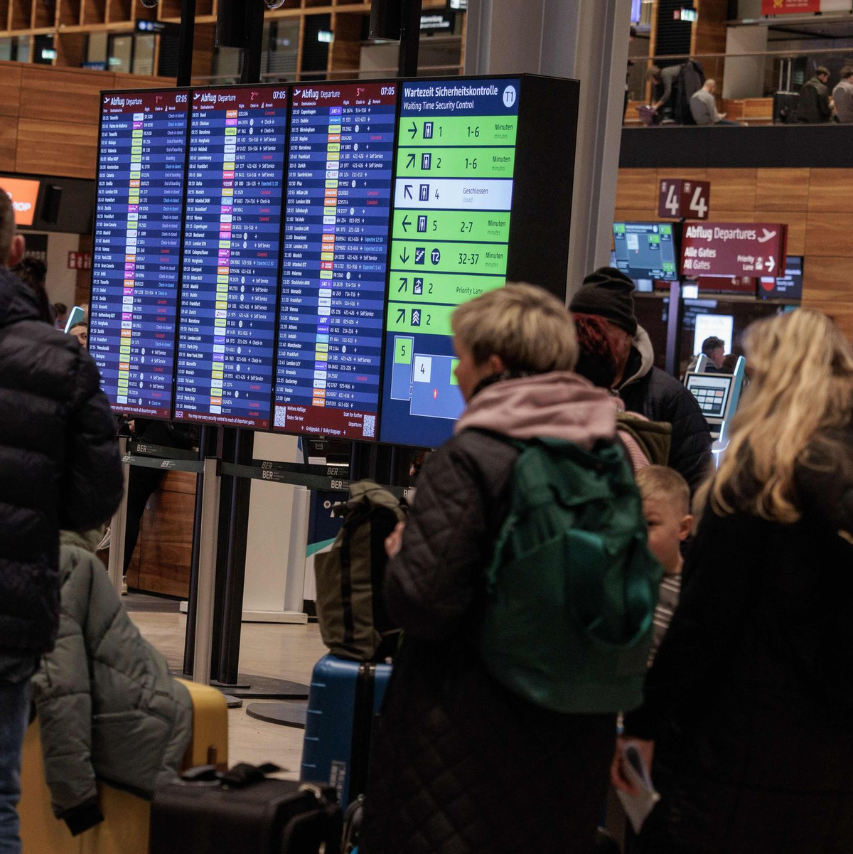 Wann der Flugbetrieb wieder aufgenommen werden kann, war am Morgen noch unklar. - Foto: Carsten Koall/dpa