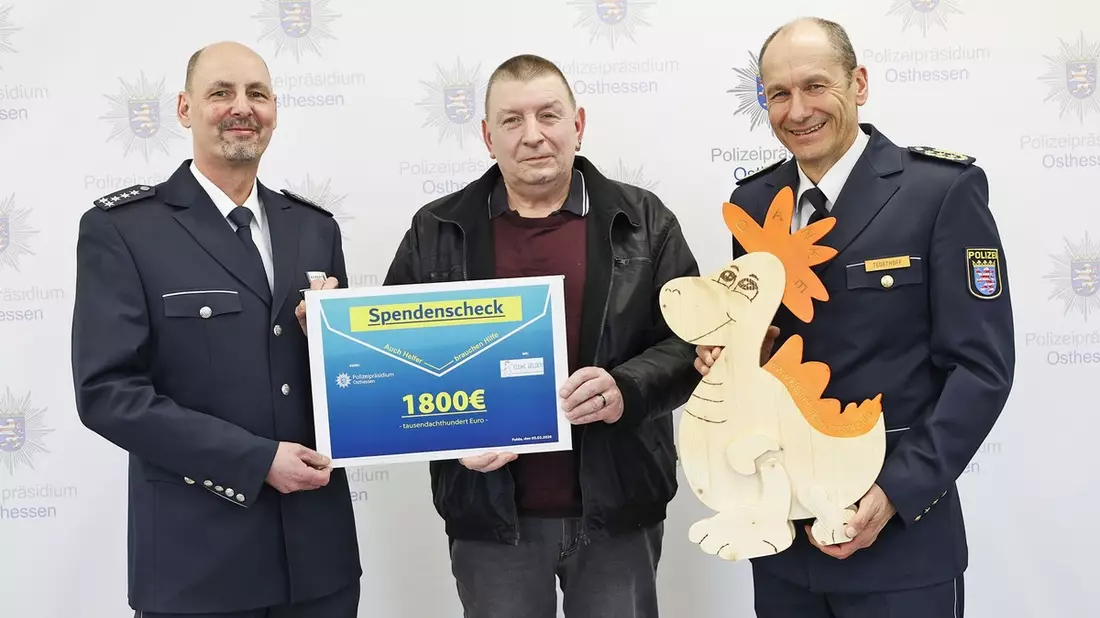POL-OH: Spendenübergabe - Polizeipräsidium Osthessen unterstützt Verein Kleine Helden - Bild: presseportal.de