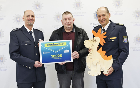 POL-OH: Spendenübergabe - Polizeipräsidium Osthessen unterstützt Verein Kleine Helden - Foto: presseportal.de