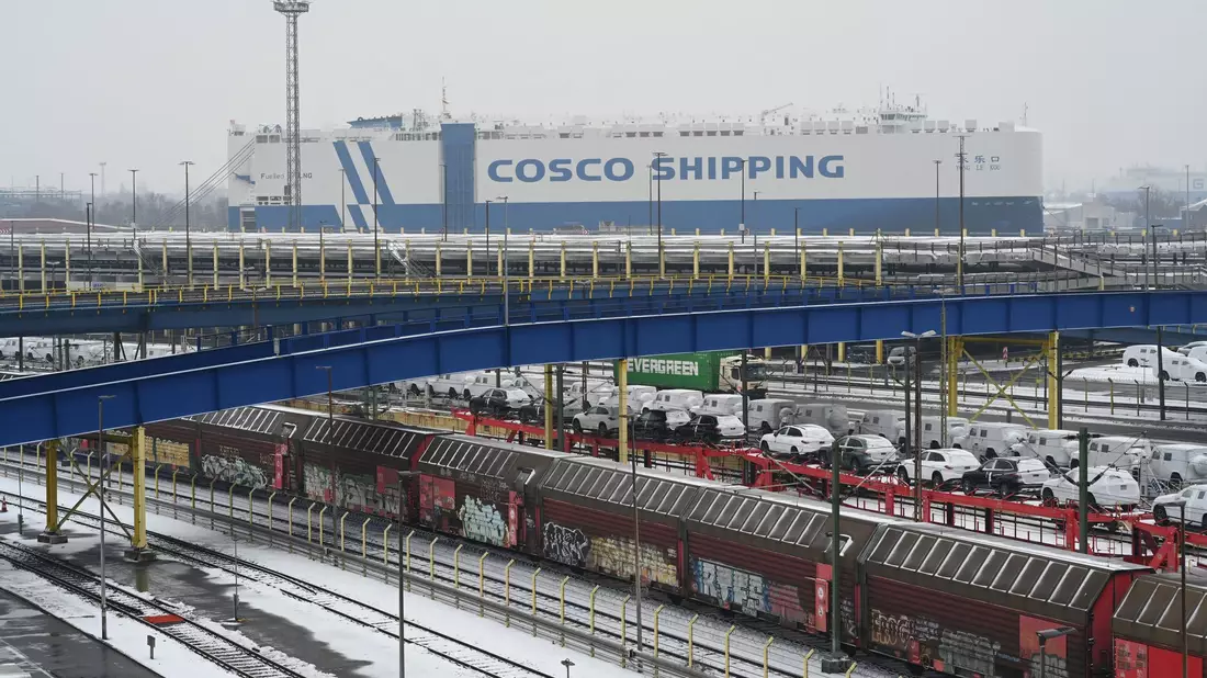 Die Exportnation Deutschland muss sich auf den Weltmärkten gegen harte Konkurrenz erwehren  - Bild: Lars Penning/dpa