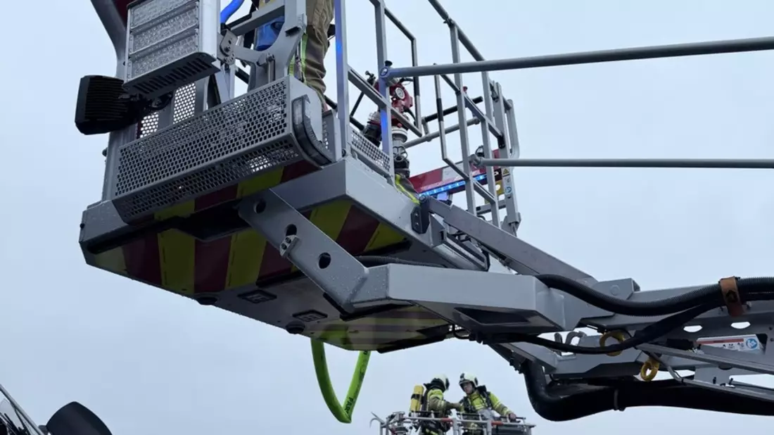 FW Dresden: Balkonbrand breitet sich auf Dachstuhl aus - Bild: presseportal.de
