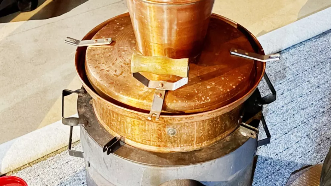 ZOLL-H: ZOLL deckt Schwarzbrennerei in Cloppenburg auf / Zwei Brennanlagen und 60 Liter illegal hergestellter Schnaps beschlagnahmt - Bild: presseportal.de