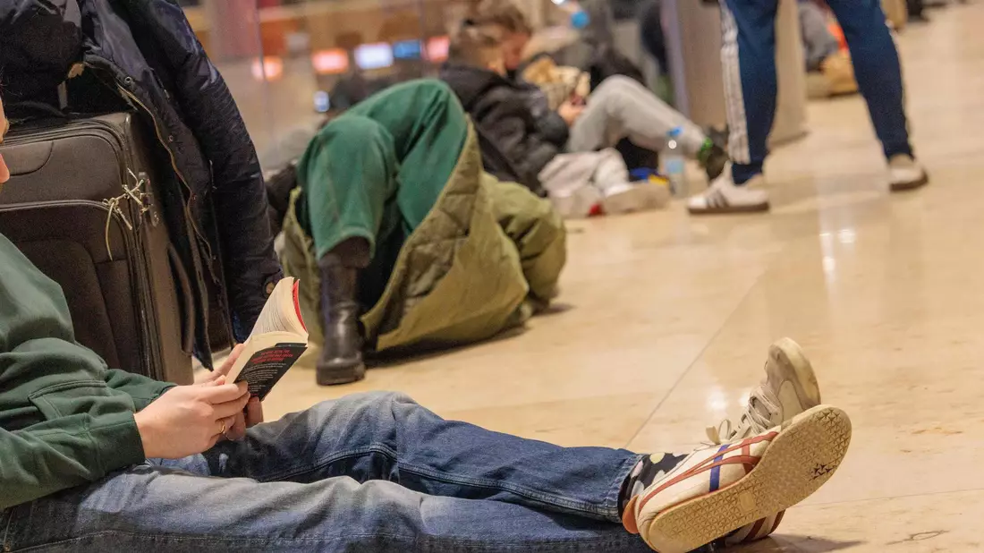 Viele Passagiere mussten ausharren. - Bild: Carsten Koall/dpa