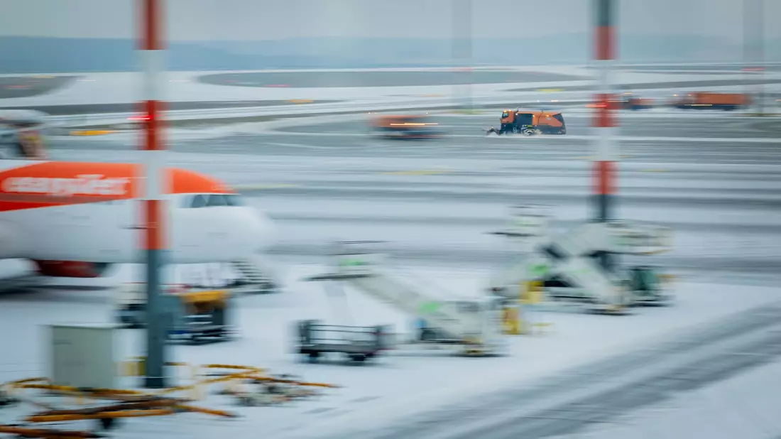 Am Hauptstadtflughafen BER hob auch am Freitagmorgen keine Maschine ab. - Bild: Christoph Soeder/dpa