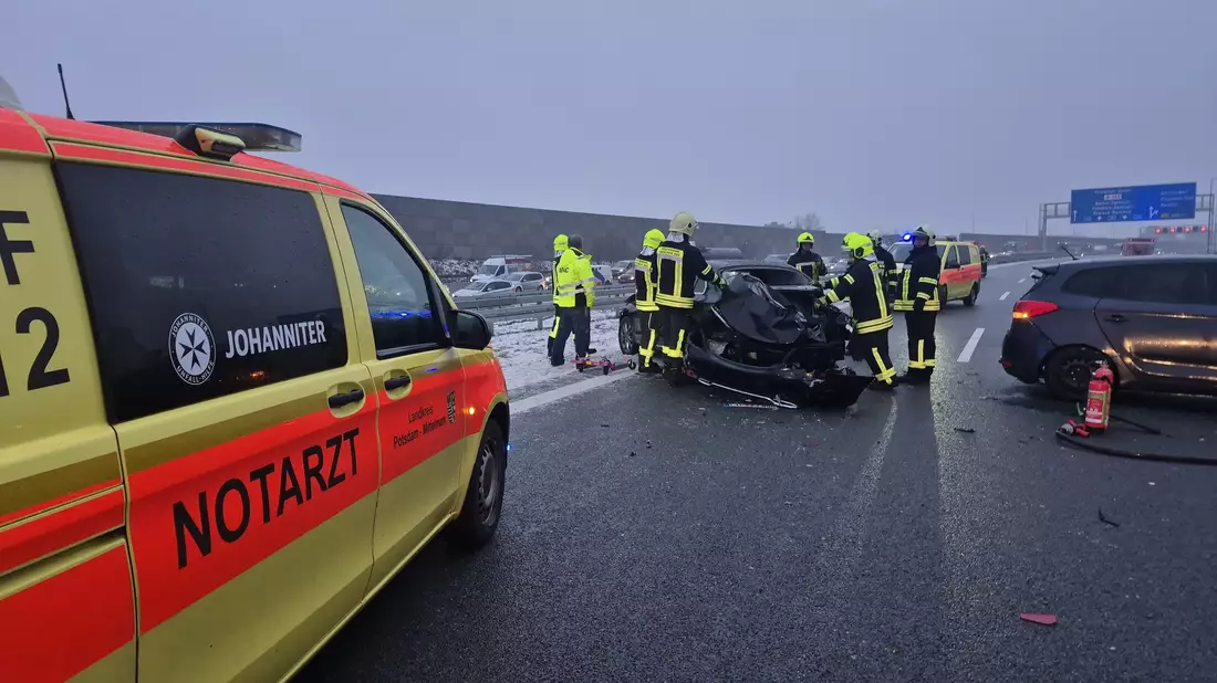 Auf der A10 krachten am Donnerstag zahlreiche Autos auf spiegelglatter Fahrbahn zusammen. Es gab viele Verletzte. - Bild: Julian Stähle/dpa-Zentralbild/dpa
