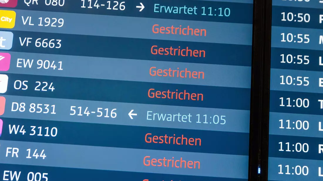 Wann der Flugbetrieb wieder aufgenommen werden könne, sei aktuell unklar, so eine Sprecherin des Flughafens am Morgen. - Bild: Carsten Koall/dpa