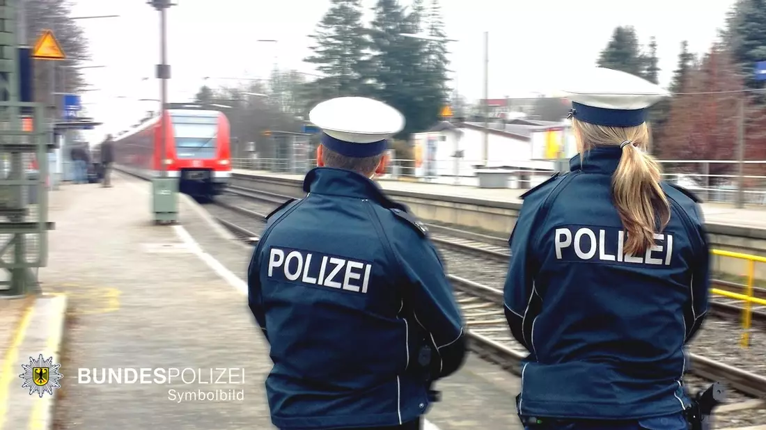 Bundespolizeidirektion München: Beziehungsstreit am Bahnhof Erdweg / Frau droht mit Messer, Mann zeigt Hitlergruß - Bild: presseportal.de