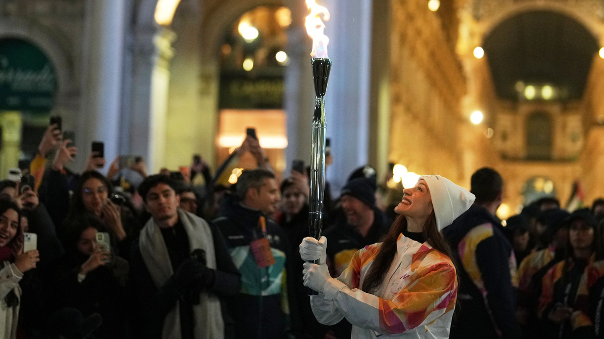 Das olympische Feuer ist bereits in Mailand, Balletttänzerin Nicoletta Manni trägt hier die Fackel. - Foto: Francisco Seco/AP/dpa