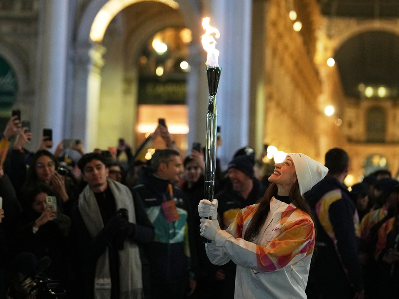 Das olympische Feuer ist bereits in Mailand, Balletttänzerin Nicoletta Manni trägt hier die Fackel. - Foto: Francisco Seco/AP/dpa