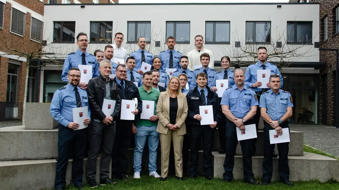 POL-PPTR: Polizeipräsidentin Rakowski zeichnet Beamtinnen und Beamte aus - Bild: presseportal.de