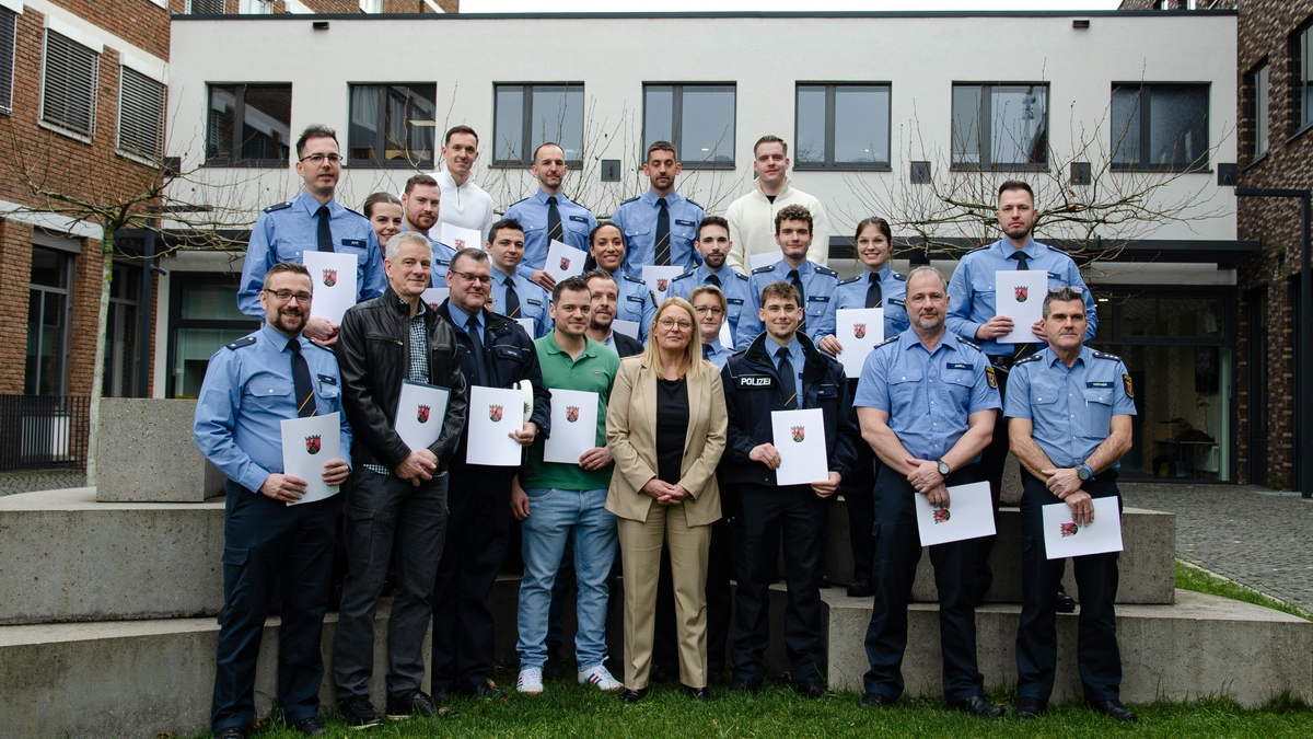 POL-PPTR: Polizeipräsidentin Rakowski zeichnet Beamtinnen und Beamte aus - Foto: presseportal.de