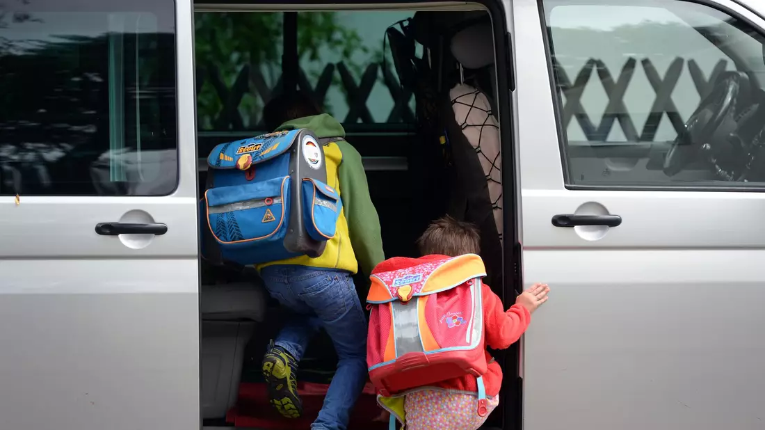Nach Angaben der DAK sind viele Kinder im Auto noch immer Zigarettenrauch ausgesetzt. (Symbolbild) - Bild: Ralf Hirschberger/dpa-Zentralbild/dpa