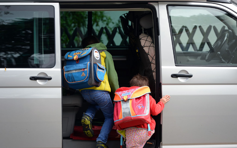 Nach Angaben der DAK sind viele Kinder im Auto noch immer Zigarettenrauch ausgesetzt. (Symbolbild) - Foto: Ralf Hirschberger/dpa-Zentralbild/dpa