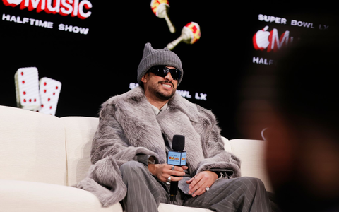 Bad Bunny verzichtet aus Protest gegen die US-Migrationspolitik auf Konzerte in den Staaten – und steht nun ausgerechnet beim Super Bowl im Rampenlicht. - Foto: Brontë Wittpenn/San Francisco Chronicle/AP/dpa