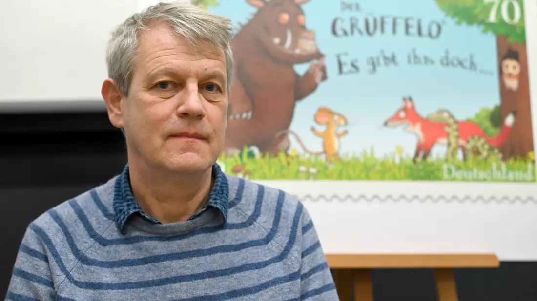Der deutsche Illustrator Axel Scheffler gab dem weltberühmten Monster vor Jahren sein Gesicht. (Archivbild) - Bild: Henning Kaiser/dpa