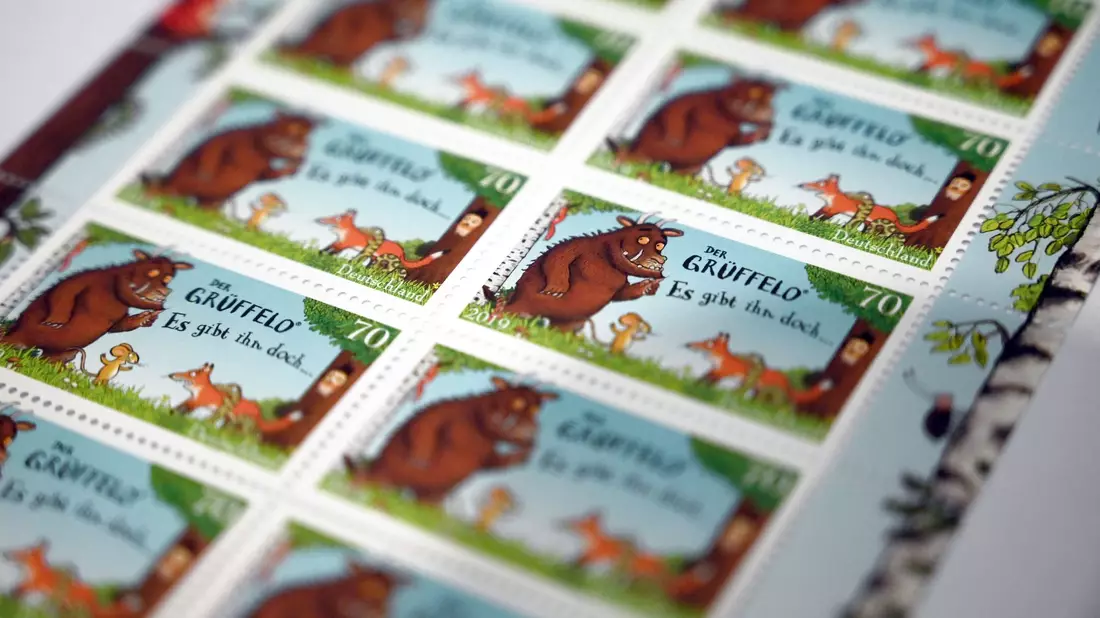 Selbst eine Briefmarke wurde dem «Grüffelo» bereits gewidmet. (Archivbild) - Bild: Henning Kaiser/dpa