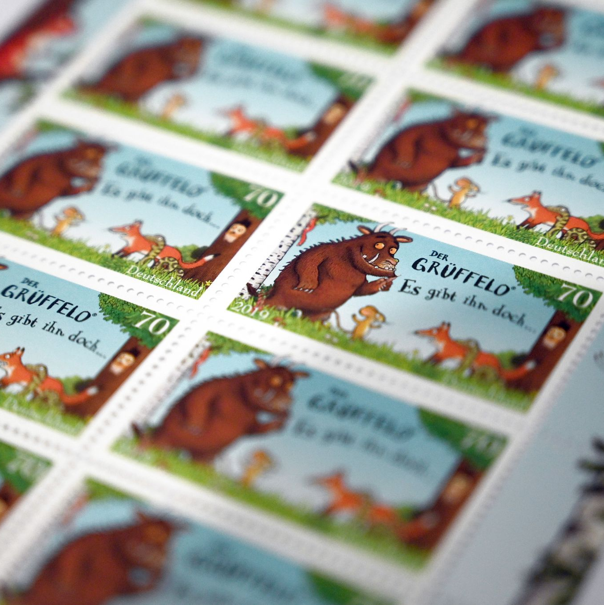 Selbst eine Briefmarke wurde dem «Grüffelo» bereits gewidmet. (Archivbild) - Foto: Henning Kaiser/dpa