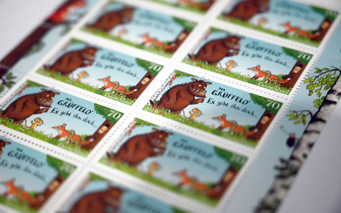 Selbst eine Briefmarke wurde dem «Grüffelo» bereits gewidmet. (Archivbild) - Foto: Henning Kaiser/dpa