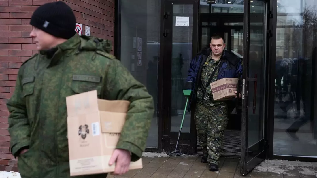 Ermittler verlassen das Gebäude, in dem die Schüsse auf den General abgefeuert wurden - er selbst liegt im Krankenhaus. - Bild: Pavel Bednyakov/AP/dpa