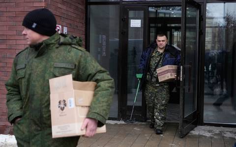 Ermittler verlassen das Gebäude, in dem die Schüsse auf den General abgefeuert wurden - er selbst liegt im Krankenhaus. - Foto: Pavel Bednyakov/AP/dpa