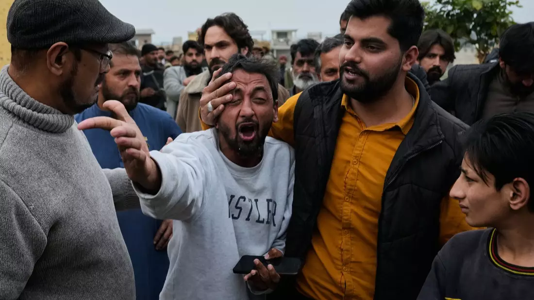 Bei dem Anschlag in Pakistan werden hohe Opferzahlen befürchtet. - Bild: Anjum Naveed/AP/dpa